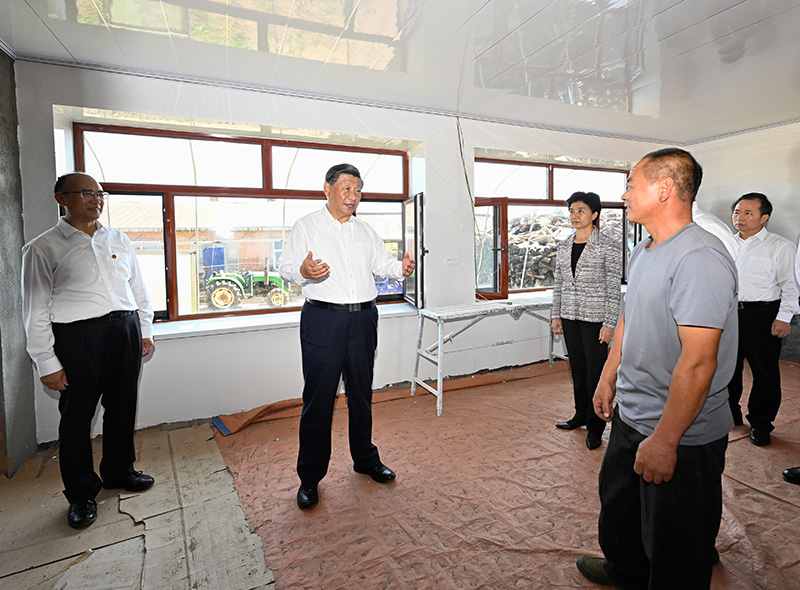 9月6日至8日，，，，，中共中央总书记、国家主席、中央军委主席习近平在黑龙江考察。。。。。。这是7日上午，，，，，在遭受洪涝灾难的哈尔滨尚志市老街基乡龙王庙村，，，，，习近平走进村民杨春贵家中，，，，，观察受损衡宇修缮情形。。。。。。