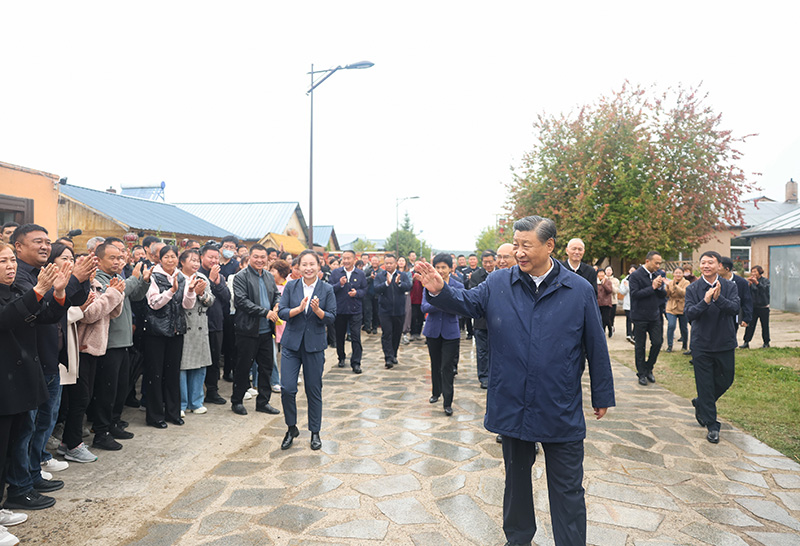 9月6日至8日，，，，，中共中央总书记、国家主席、中央军委主席习近平在黑龙江考察。。。。。。这是6日下昼，，，，，习近平在大兴安岭地区漠河市北极村考察时，，，，，向外地群众挥手致意。。。。。。