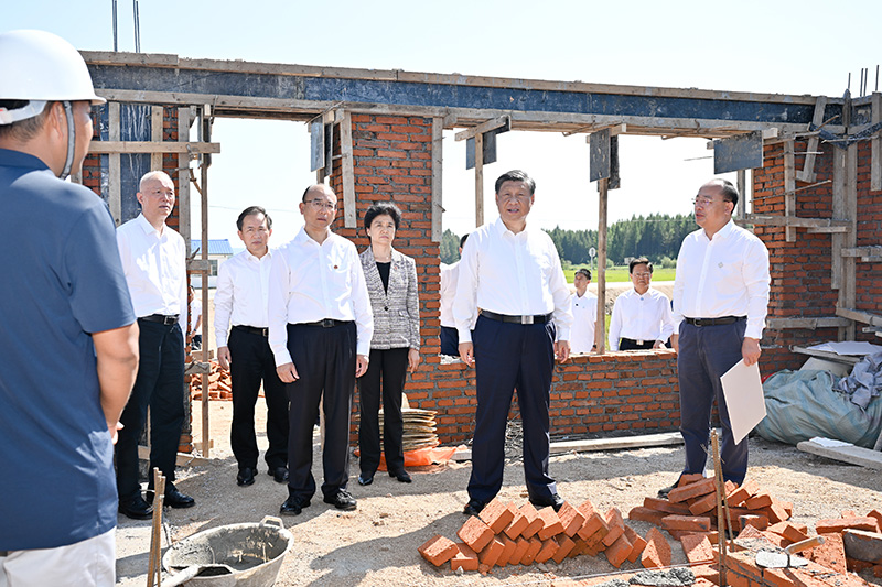 9月6日至8日，，，，，中共中央总书记、国家主席、中央军委主席习近平在黑龙江考察。。。。。。这是7日上午，，，，，习近平在遭受洪涝灾难的哈尔滨尚志市老街基乡龙王庙村，，，，，观察水毁衡宇重修情形。。。。。。